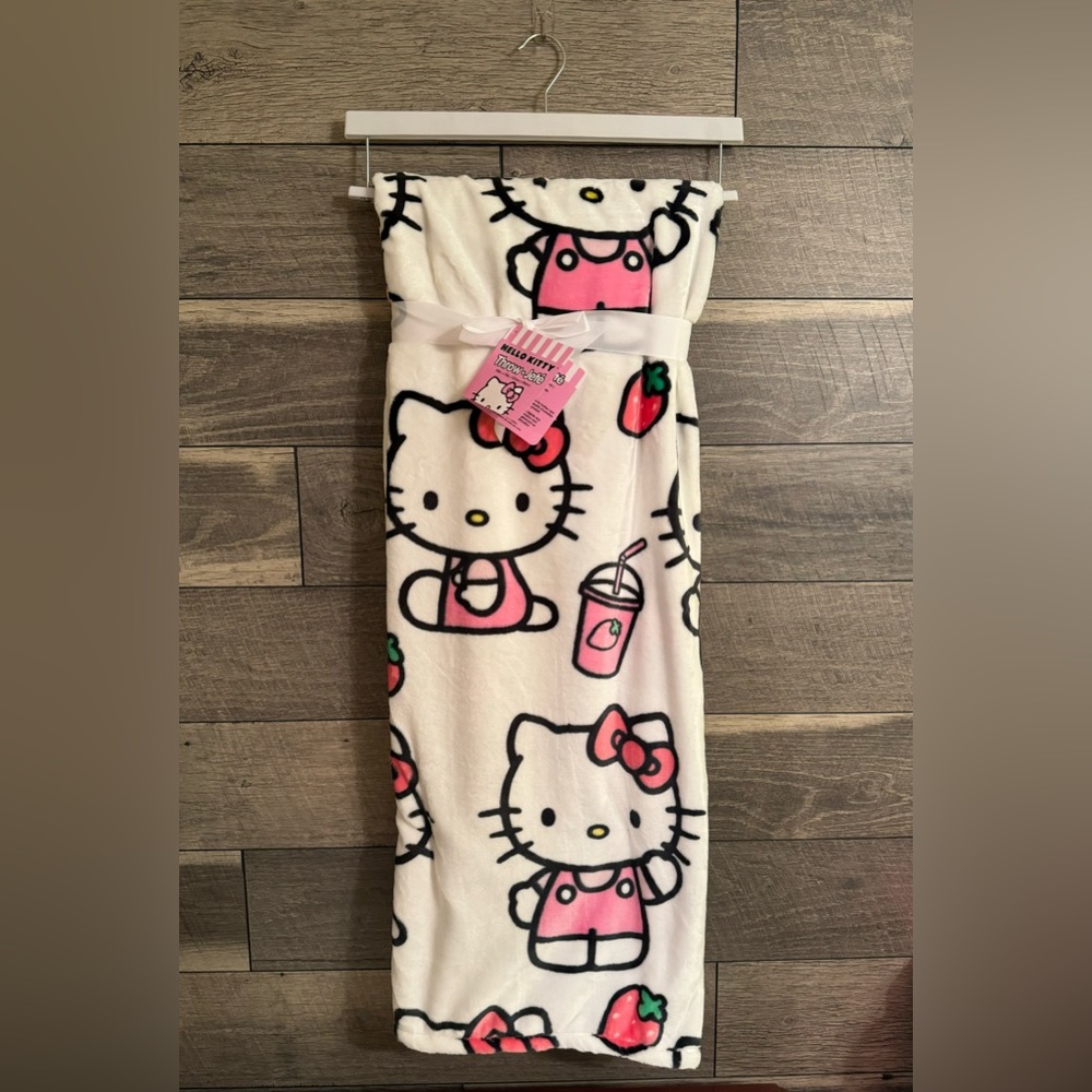 Hello Kitty Strawberry Milkshake Blanket - Picture 1 of 4
